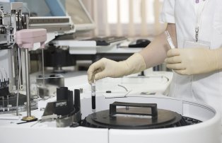 L&rsquo;ORIGINE &Eacute;CONOMIQUE DES DISPOSITIFS M&Eacute;DICAUX : UN CRIT&Egrave;RE CL&Eacute; DANS LES MARCH&Eacute;S PUBLICS EUROP&Eacute;ENS ET LE CONTR&Ocirc;LE DES IDE