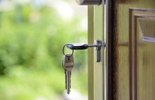 RÉVISION DU BAIL ET STABILITÉ DES CONTRATS : ENTRE LIBERTÉ CONTRACTUELLE ET EXIGENCES LÉGALES